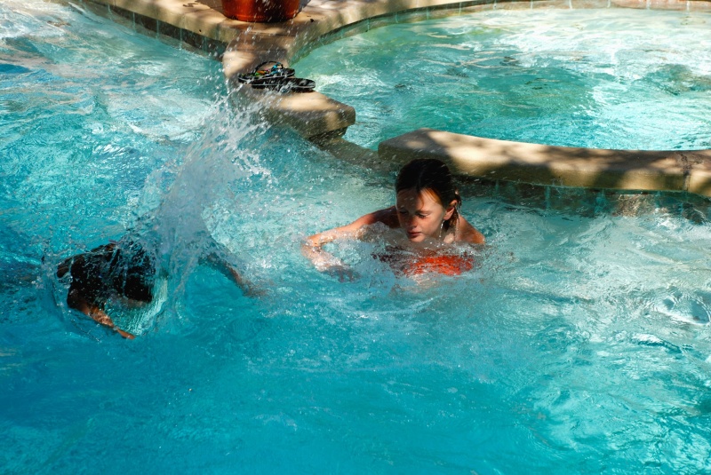2009/06(June)/SWIMMING WITH HALEY ROSSI, KYLA, VALE/800x600_2009-06-14-04 VALE KYLA HALEY SWIM.jpg